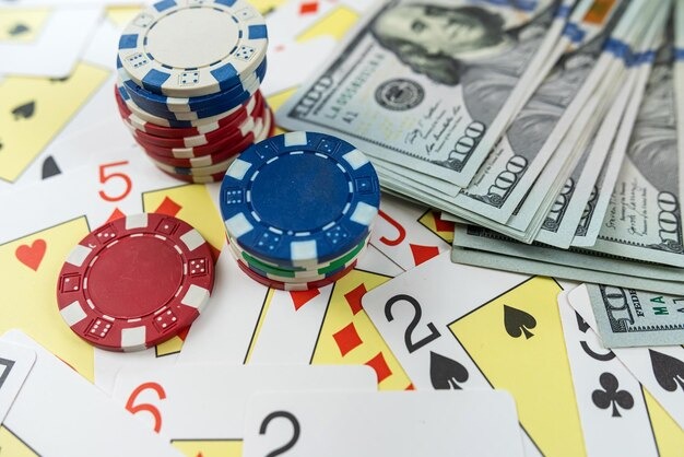 Live slot game round display with game info panel